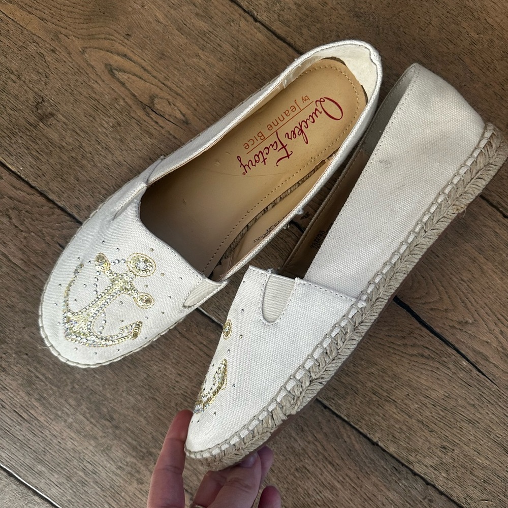 Quacker Factory Cream Gold anchor slip on embroidered Espadrille flat shoe 10
